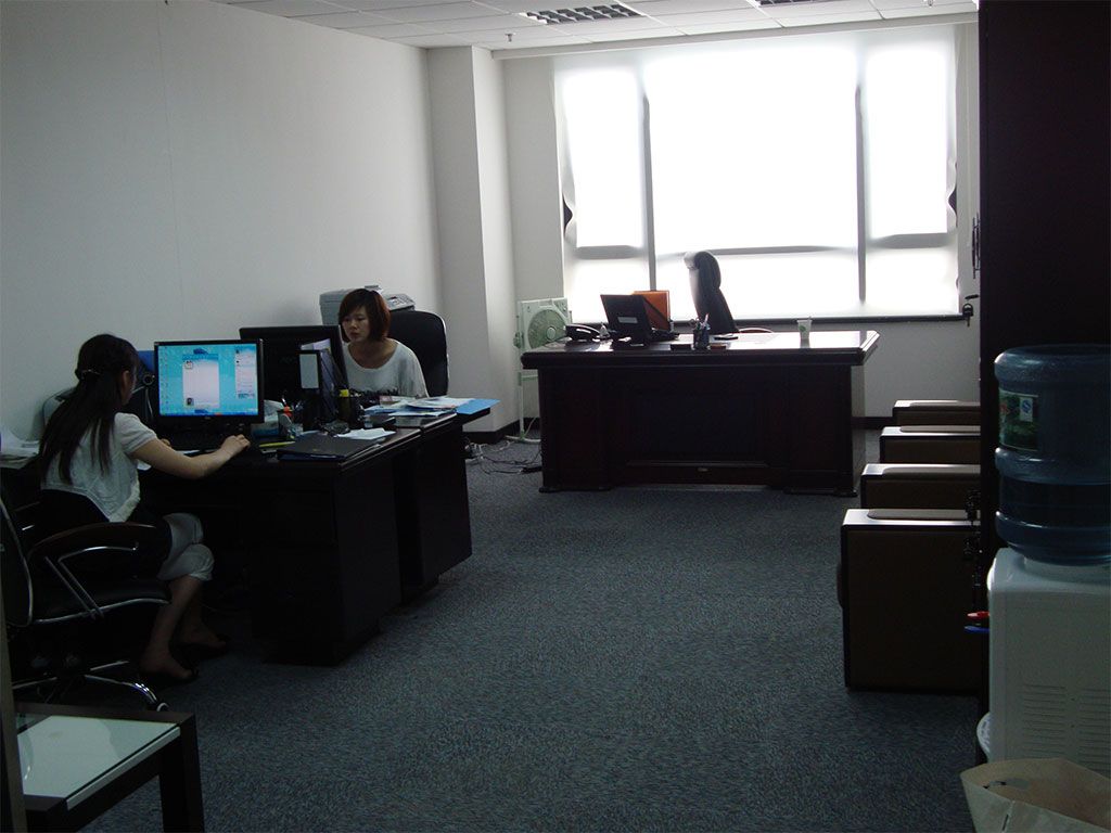 کارمندان چینی مشغول کار در دفتر شانگهای شرکت بازرگانی بین المللی پارسیان شانگهای-پیتکو